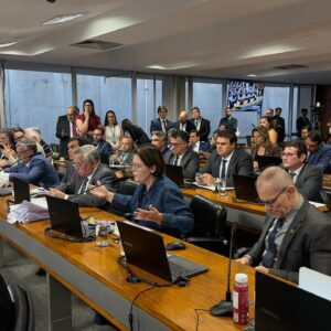 FRAUDE BILIONÁRIA | Proposta pela deputada Coronel Fernanda, CPMI do INSS aprova prisão de 21 investigados