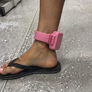 COMBATE À VIOLÊNCIA | Projeto propõe tornozeleira rosa para agressores e amplia proteção a vítimas de violência doméstica COMBATE À VIOLÊNCIA | Projeto propõe tornozeleira rosa para agressores e amplia proteção a vítimas de violência doméstica